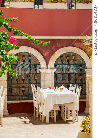Table set at street cafe 80814737