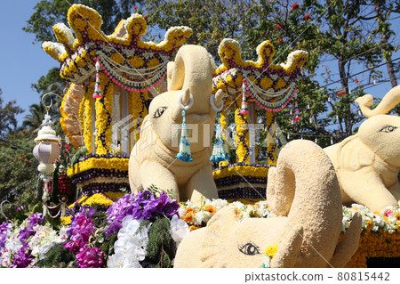 Scenery from statues and flowers on the street, Thailand 80815442