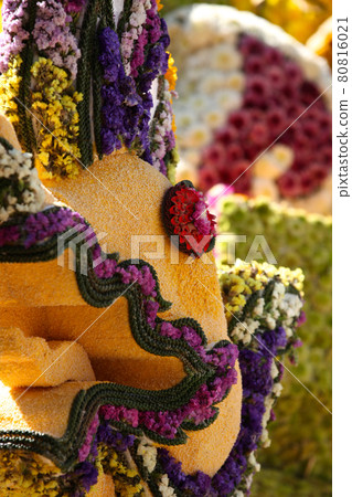 Scenery from statues and flowers on the street, Thailand 80816021