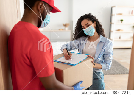 Customer In Medical Face Mask Receiving Order Signing Paper Form Customer In Medical Face Mask Receiving Order Signing Paper Form 80817214