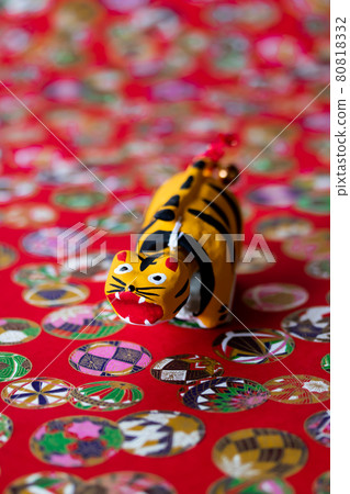 2022 Tiger year, cute tiger with a swinging papier mache 80818332