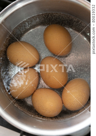 Boiled eggs in pot on the kitchen stove 80819332