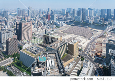 從東京都中央區汐留看到的築地市場遺址和隅田川沿岸建築物 80819498