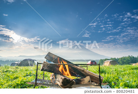 Bonfire and Mt. Fuji 80820481