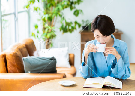 中年婦女在客廳喝咖啡看書 80821145