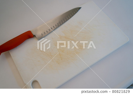 Yellowing of plastic cutting board 80821829