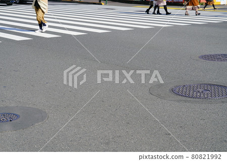 人行橫道和行人 人行橫道和行人 80821992