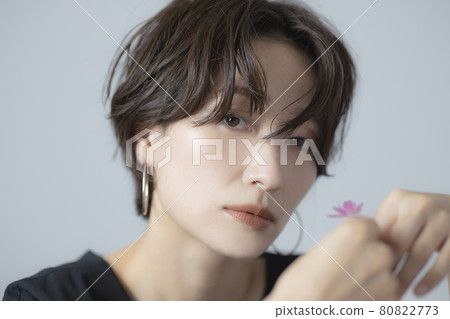 有花的一名婦女 80822773