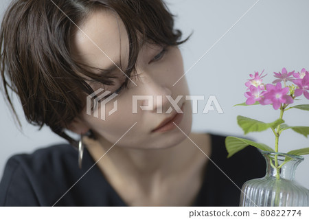 有花的一名婦女 有花的一名婦女 80822774