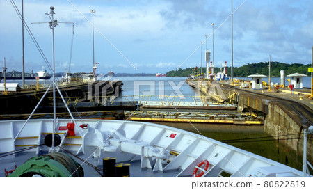 巴拿馬運河 Gatun Locks Gate 在巴拿馬共和國 Gatun 湖 80822819