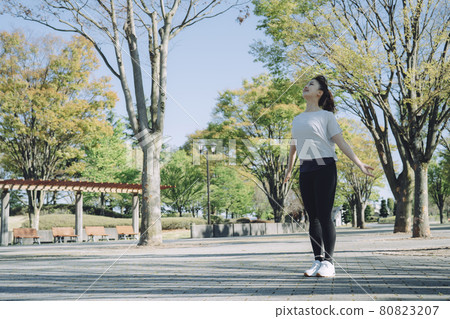 一個女人在公園裡做運動時深呼吸 一個女人在公園裡做運動時深呼吸 80823207