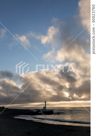 Dawn of the lighthouse at Heitaro Beach [Oarai Coast, Ibaraki Prefecture] 80823760