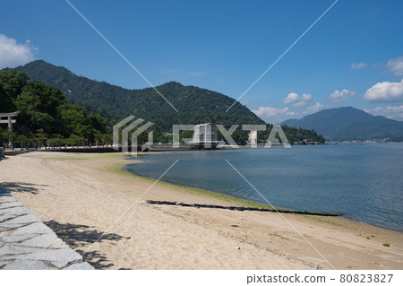 從三笠濱眺望嚴島神社的大鳥居<廣島縣宮島市/8月> 從三笠濱眺望嚴島神社的大鳥居<廣島縣宮島市/8月> 80823827