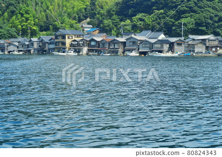 旅遊勝地伊根鎮有船庫的夏日風景 80824343