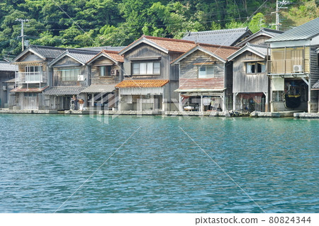 旅遊勝地伊根鎮有船庫的夏日風景 旅遊勝地伊根鎮有船庫的夏日風景 80824344