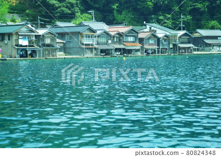 旅遊勝地伊根鎮有船庫的夏日風景 旅遊勝地伊根鎮有船庫的夏日風景 80824348