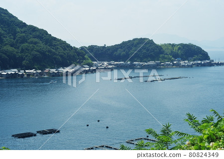 旅遊勝地伊根鎮有船庫的夏日風景 旅遊勝地伊根鎮有船庫的夏日風景 80824349
