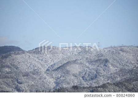 Discovery of a walking path Local familiar scenery Snowy mountains 80824860