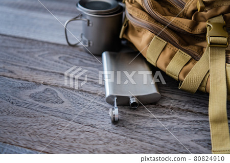 登山背包和skittle露營裝備圖片 登山背包和skittle露營裝備圖片 80824910