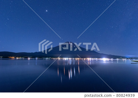 (山梨縣)夏季傳統:星空和富士山的文字倒映在湖面上 (山梨縣)夏季傳統:星空和富士山的文字倒映在湖面上 80824939