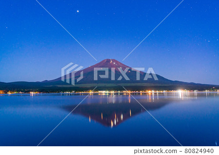 (Yamanashi Prefecture) Summer tradition: Starry sky and Mt. Fuji characters reflected on the lake surface (Yamanashi Prefecture) Summer tradition: Starry sky and Mt. Fuji characters reflected on the lake surface 80824940