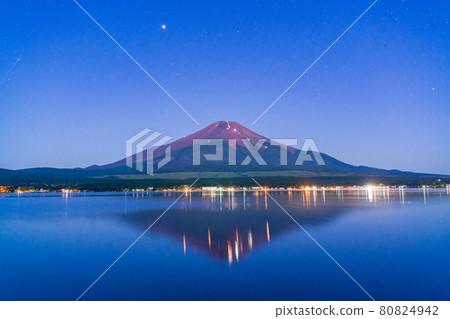 (Yamanashi Prefecture) Summer tradition: Starry sky and Mt. Fuji characters reflected on the lake surface 80824942