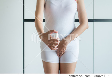 Woman using spray with leucorrhoea and pain in abdomen or discharge for bad smell 80825102