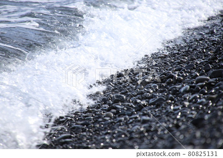 White waves and gravel on the beach Photo location: Suruga Bay (Miho, Shizuoka City, Shizuoka Prefecture) White waves and gravel on the beach Photo location: Suruga Bay (Miho, Shizuoka City, Shizuoka Prefecture) 80825131