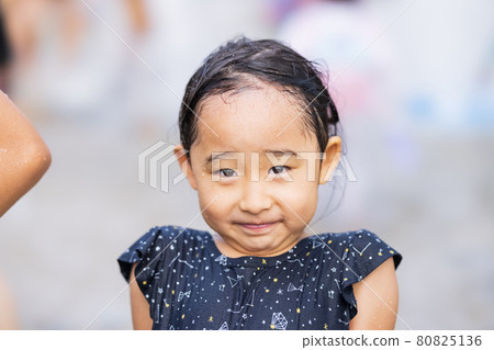女孩喜歡在水中玩 女孩喜歡在水中玩 80825136