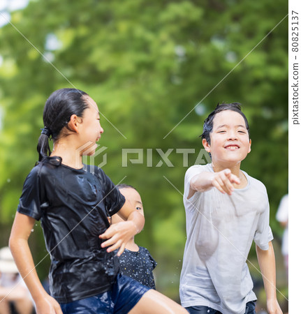 Children playing in the fountain 80825137