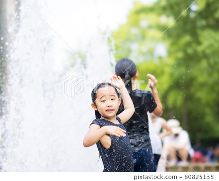 Cute girl playing in the fountain 80825138