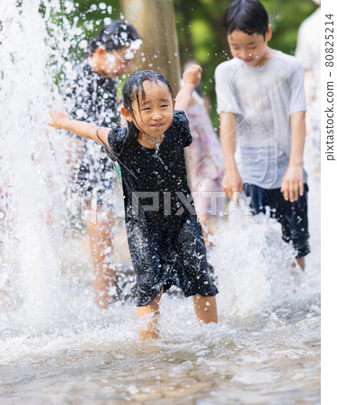 Children playing in the fountain Children playing in the fountain 80825214