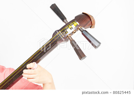 The hand of a woman who draws a shamisen 80825445