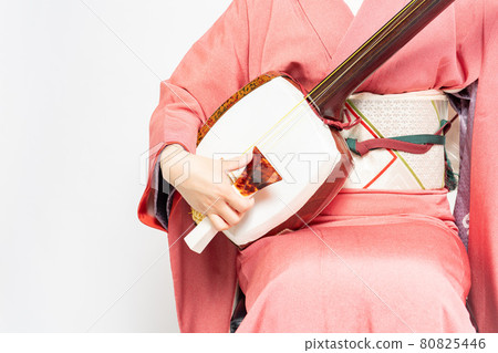 The hand of a woman who draws a shamisen 80825446