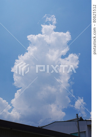 夏天的雲層的形象 夏天的雲層的形象 80825512