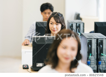 在IT學校學習的年輕女性拍攝合作：中央工業大學附屬日本語學校 80825548