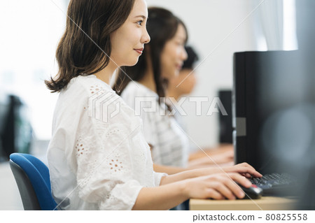Young women using a computer Photographing cooperation: Japanese language school attached to Chuo Institute of Technology 80825558