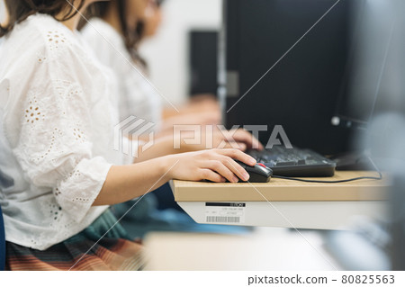 Image of a young woman using a computer Photographing cooperation: Japanese language school attached to Chuo Institute of Technology 80825563