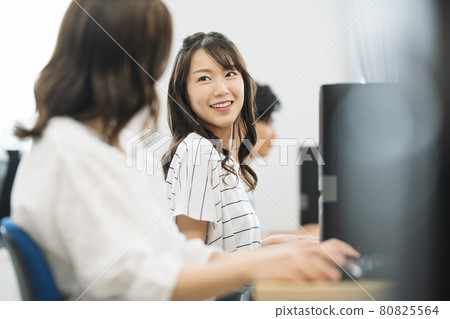 一個在電腦學校開心聊天的女人 圖片合作：中央工業大學附屬日本語學校 80825564
