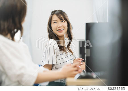 一個在電腦學校開心聊天的女人 圖片合作：中央工業大學附屬日本語學校 80825565