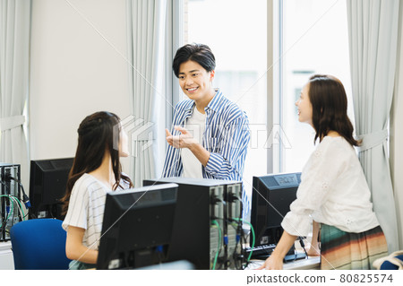 Male and female students chatting happily Photo cooperation: Japanese language school attached to Chuo Institute of Technology 80825574