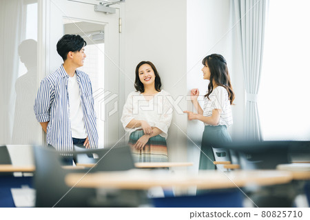 男女生聊得很開心攝影合作:中央工業大學附屬日本語學校 男女生聊得很開心攝影合作:中央工業大學附屬日本語學校 80825710