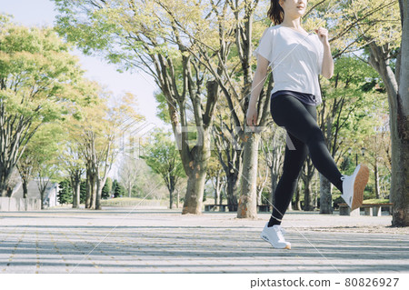 一個女人在公園散步 一個女人在公園散步 80826927