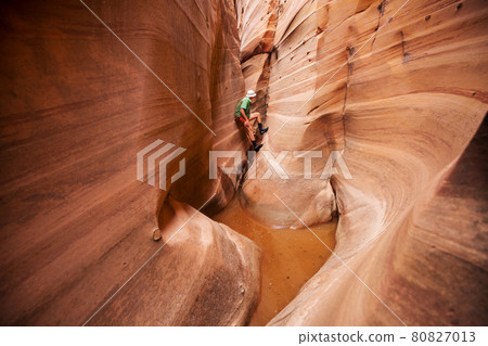 Slot canyon 80827013
