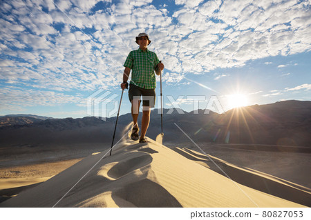 Hike in desert 80827053