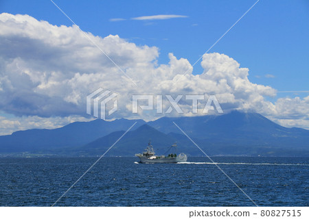 夏季藍天、大海和船的圖像(以鳥取縣大山為背景) 夏季藍天、大海和船的圖像(以鳥取縣大山為背景) 80827515