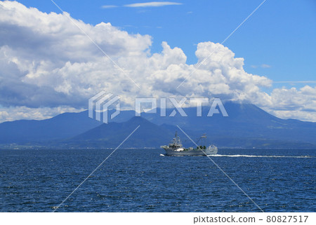 夏季藍天、大海和船的圖像(以鳥取縣大山為背景) 夏季藍天、大海和船的圖像(以鳥取縣大山為背景) 80827517