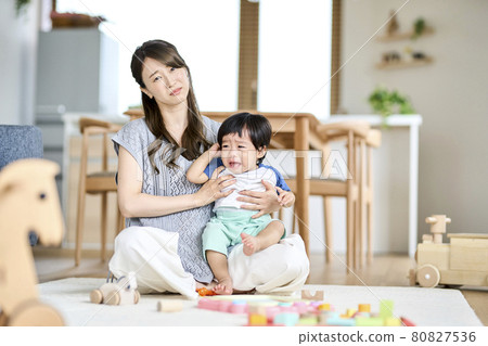 媽媽安慰一歲半哭的兒子 媽媽安慰一歲半哭的兒子 80827536