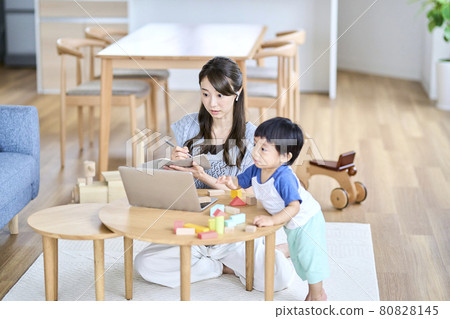 一位女士與孩子在客廳舉行在線會議 80828145