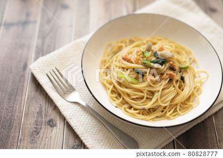 Japanese-style pasta with salmon flakes Japanese-style pasta with salmon flakes 80828777